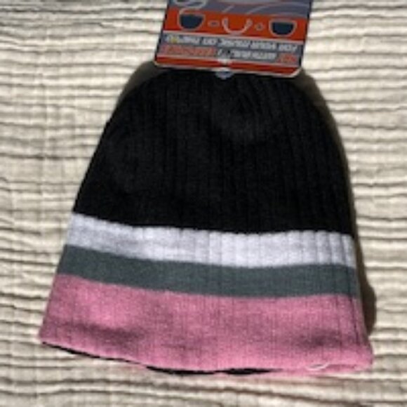 Knit Beanie with removeable earphones - Picture 7 of 10